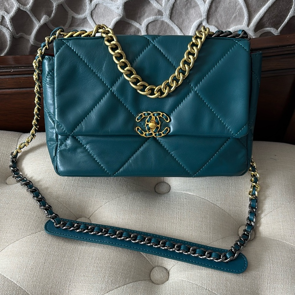Quilted CC Fashion bag. Two tone hardware. Blue/ green color with red lining.